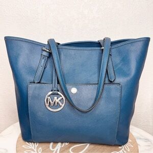 Michael Kors tote,adjustable straps,magnetic closure,xtra pockets,denim blue